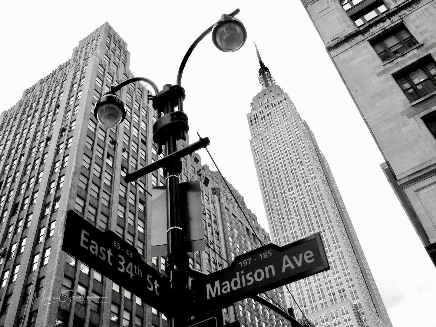 Eine Strassenaufnahme aus New York City in einer schwarz weiss Optik.