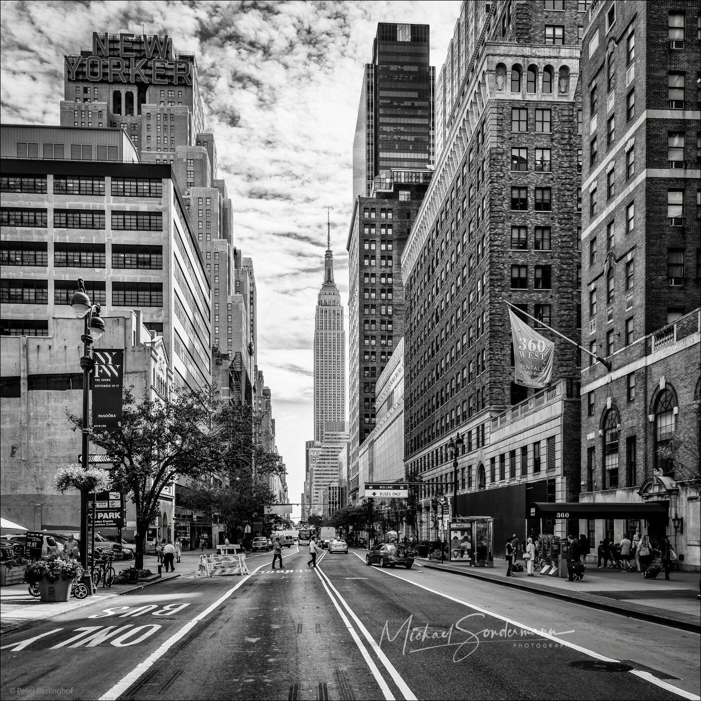 Ein Blick in die Straßen von New York City in schwarz weißer Optik.