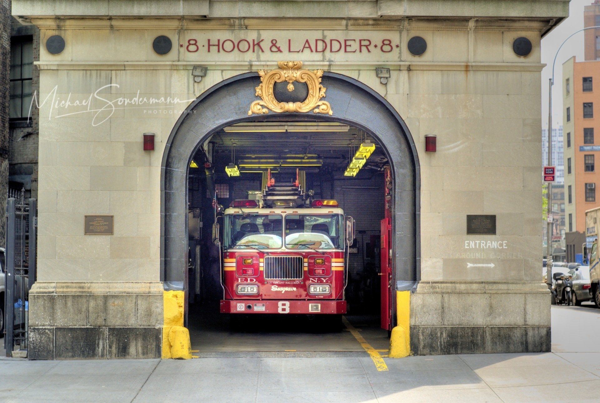 Ein roter Feuerwehrtruck der New Yorker Feuerwehr parkt in seiner Garage.