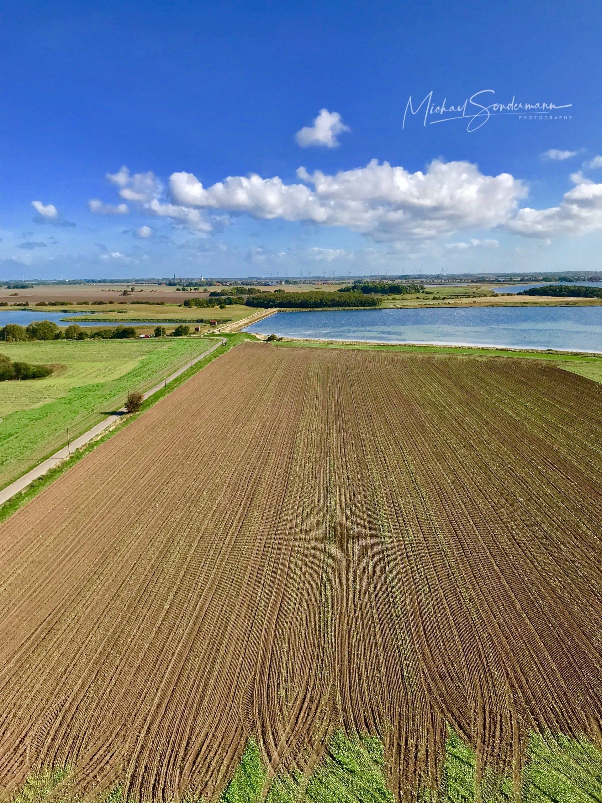 Ein Blick vom Leuchtturm auf Rügen hinunter auf die schöne Landschaft von Rügen.