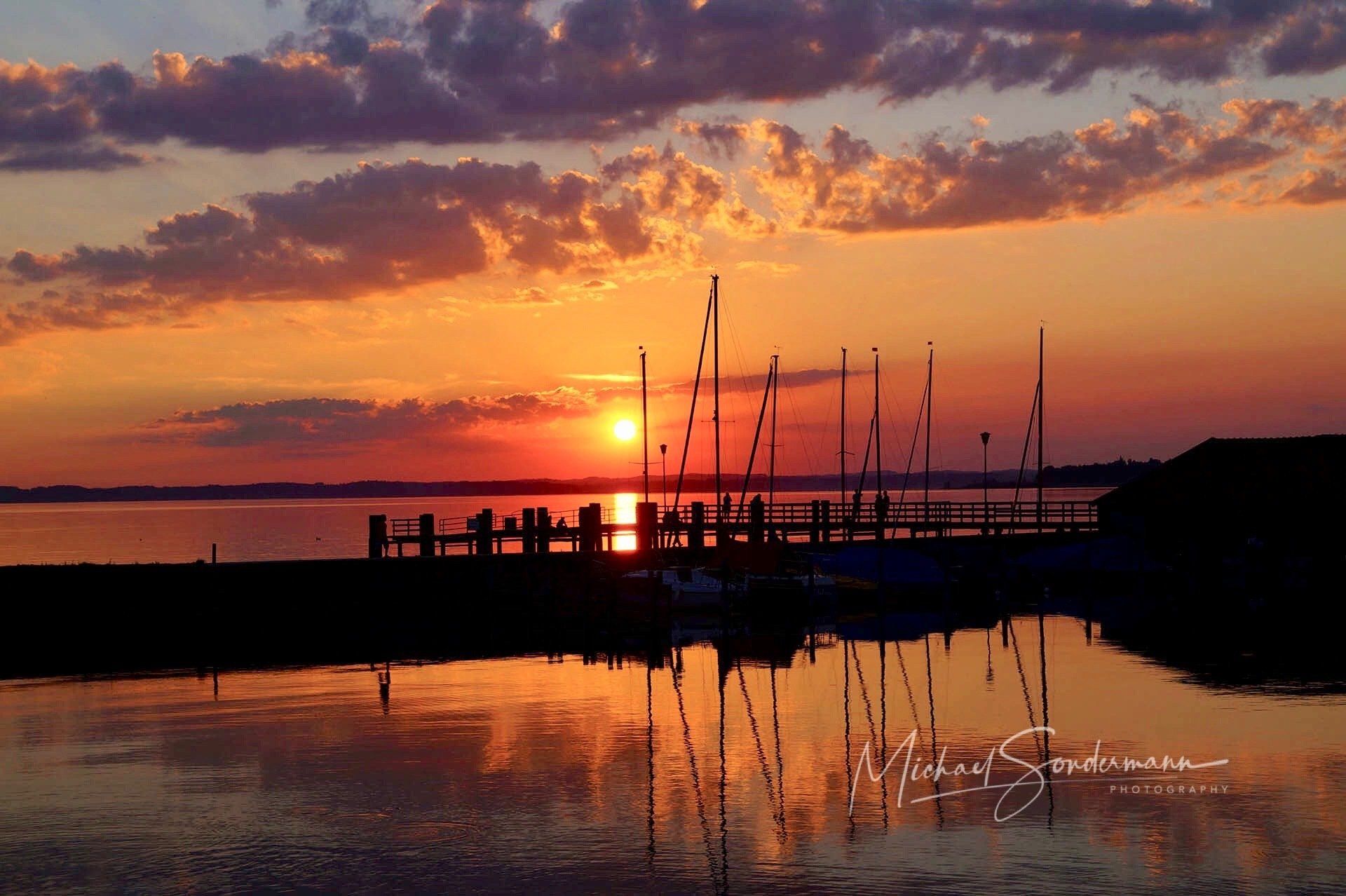 Ein Blick auf einen schönen Sonnenuntergang am Chiemsee in Bayern.