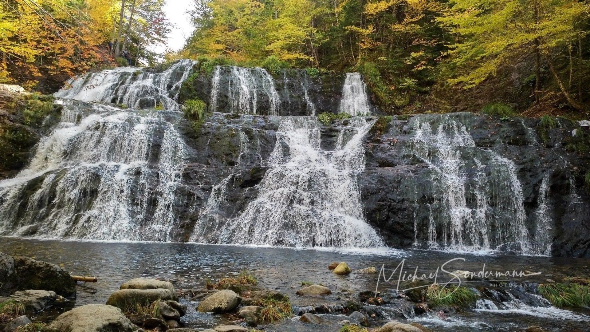 Ein schöner Blick auf einen Wasserfall in den bayrischen Wäldern.