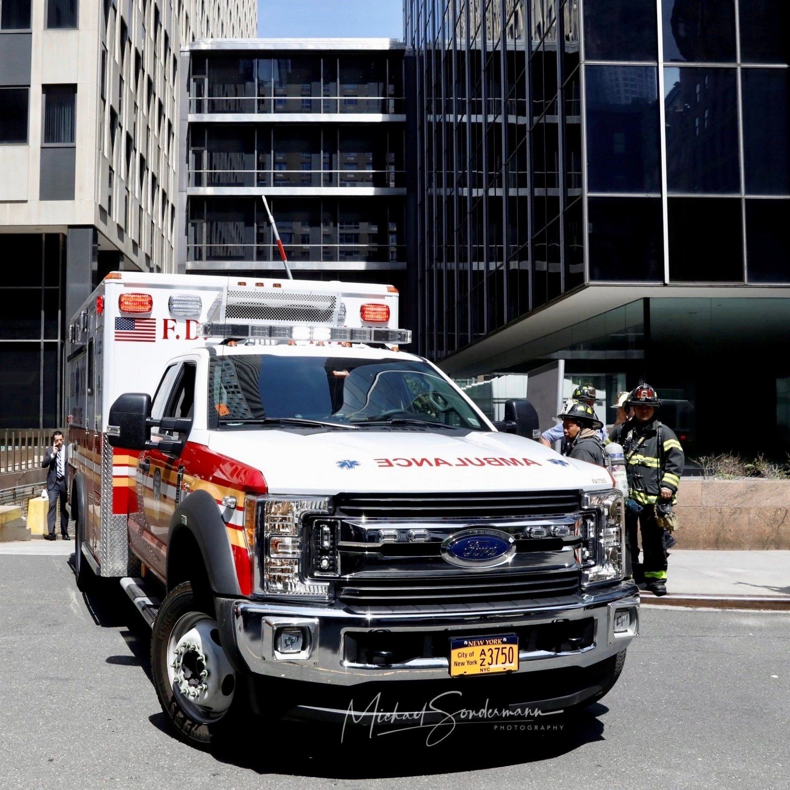 Ein weiss roter Rettungswagen der New Yorker Feuerwehr fährt gerade von einem Krankenhaus wieder auf die Straße.