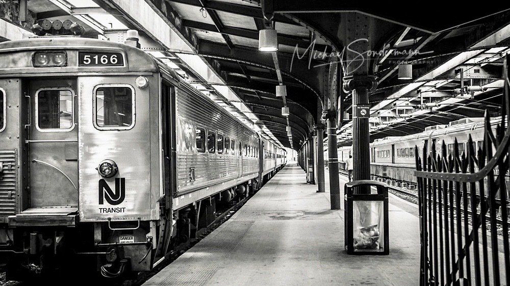 Ein Blick auf den Bahnsteig der New Yorker U Bahn in schwarz weiß Optik.
