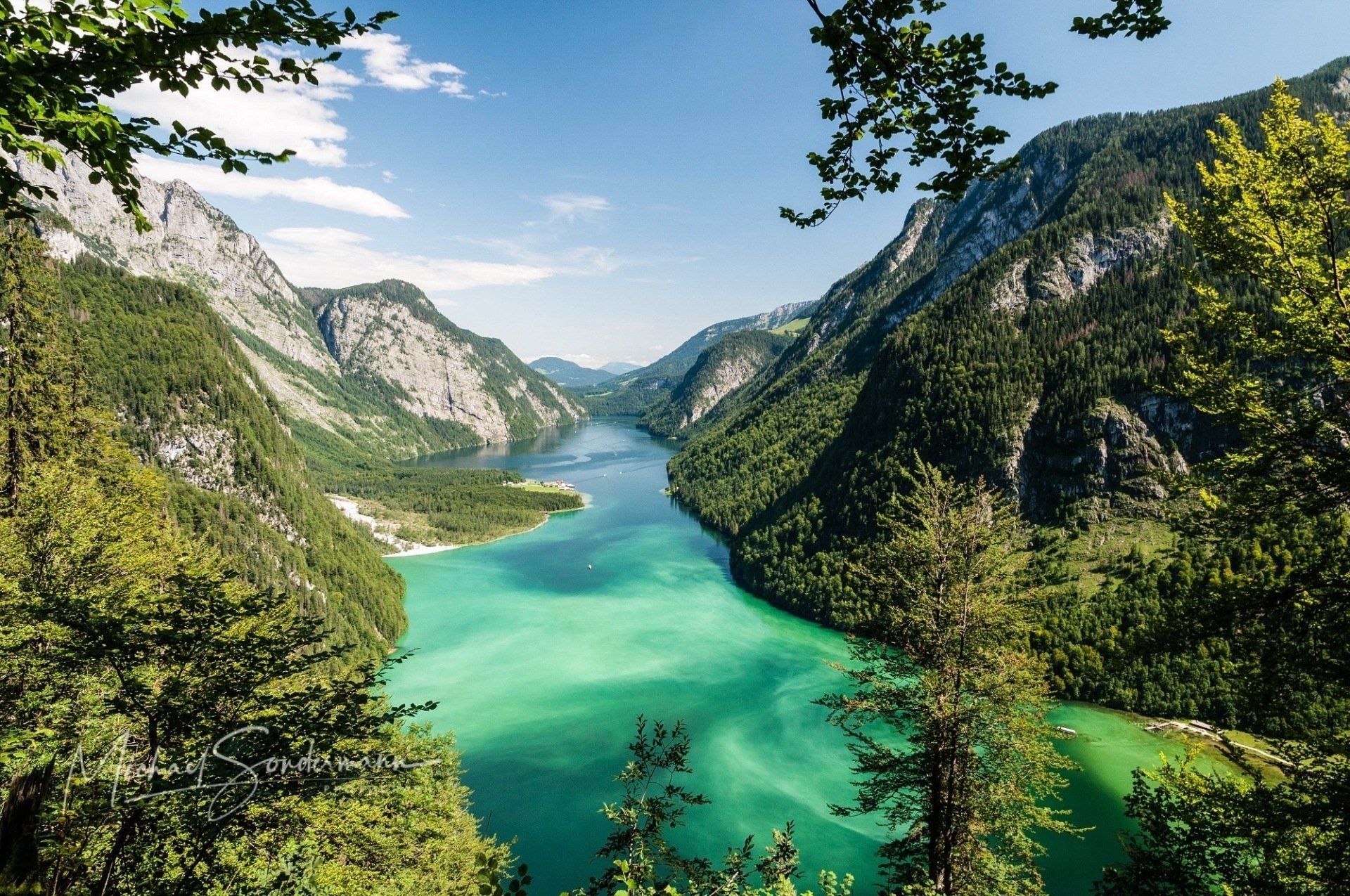 Ein Blick vom Malerwinkel herunter auf den schönen türkisfarbenen Königssee in Bayern.