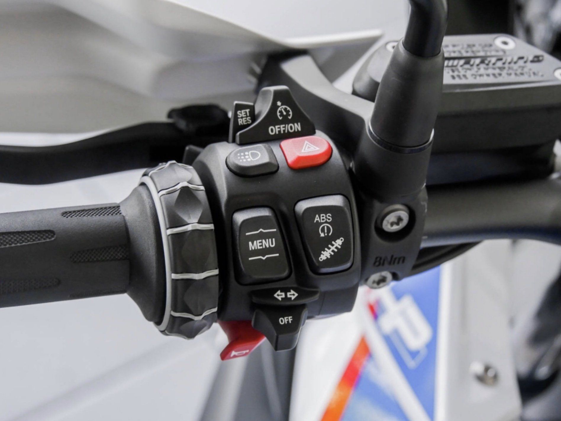 Ein Motorrad von oben gesehen mit dem Blick auf die Wählhebel auf der linken Seite der Lenkerstange.