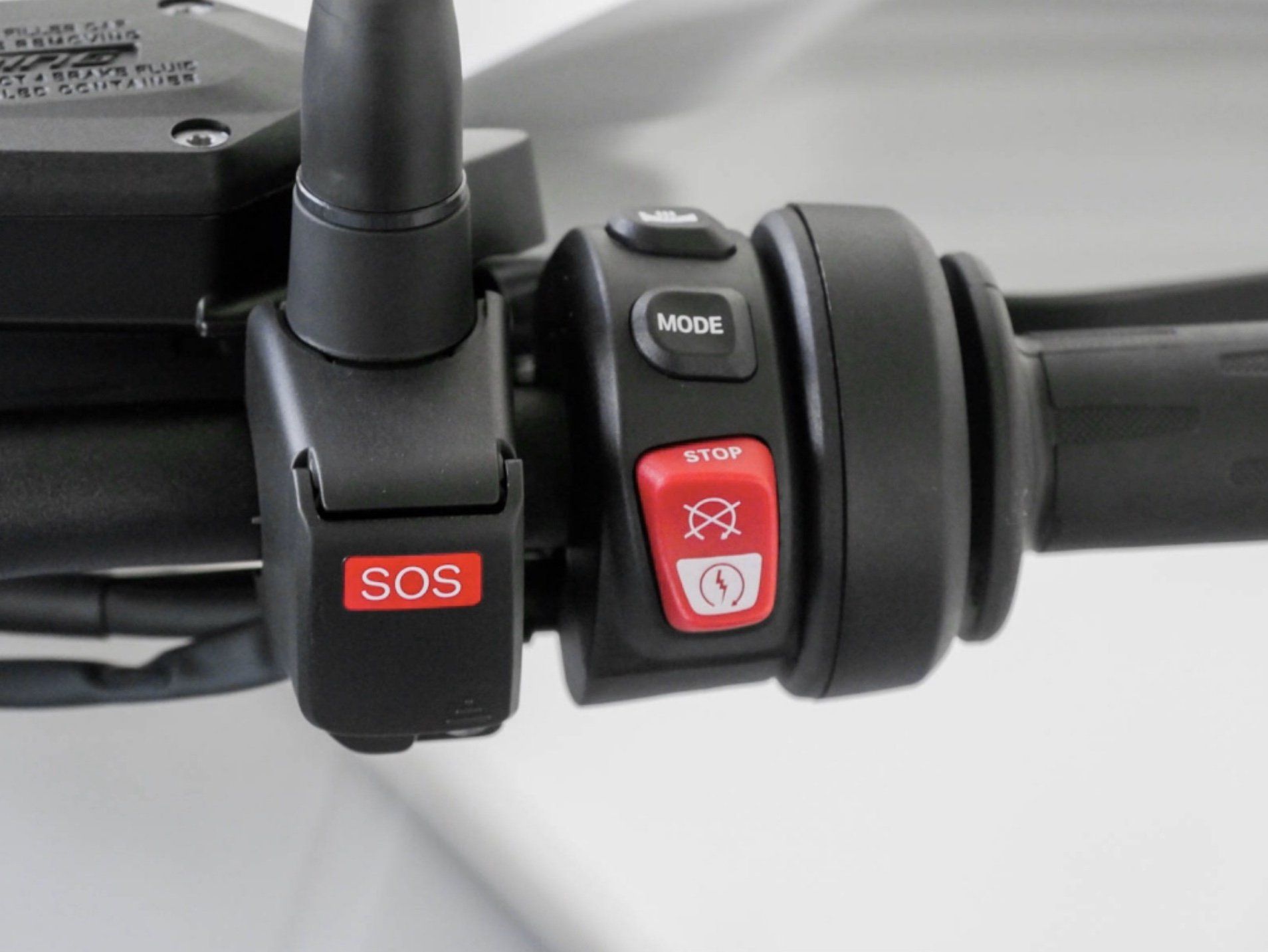 Ein Motorrad von oben gesehen mit dem Blick auf die Wählhebel auf der rechten Seite der Lenkerstange.