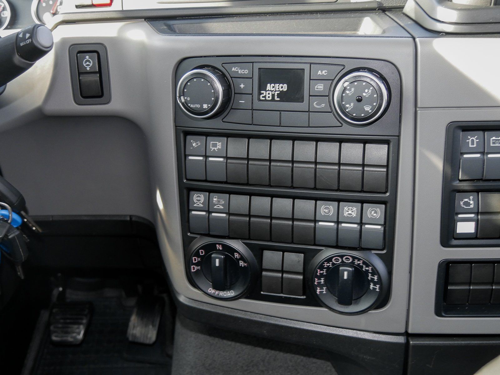 Ein großer roter 4 achsiger Truck von innen gesehen auf die Bedienelemente der Klimaanlage.