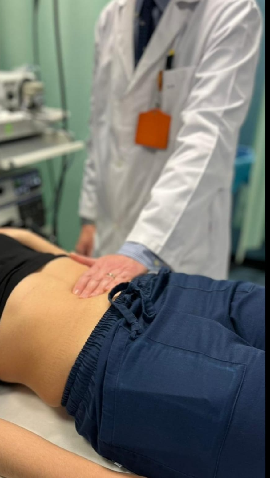 Una radiografia dello stomaco e dell'intestino crasso di una persona