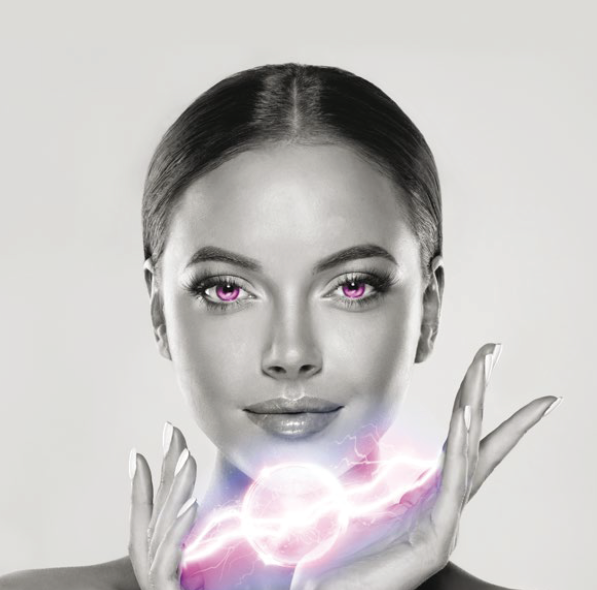 Eine Frau mit rosa Augen hält einen Blitz in ihren Händen.