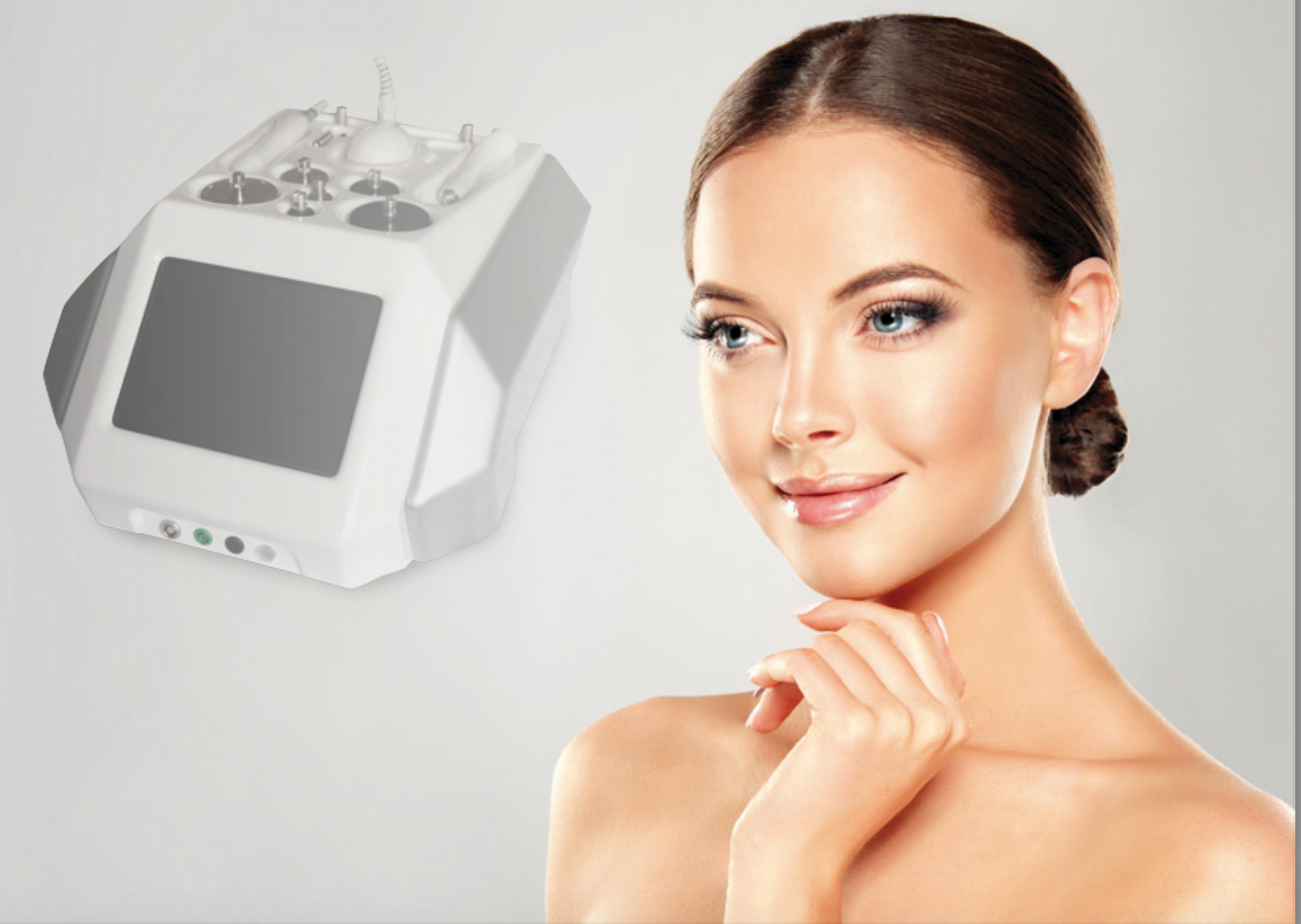 Eine Frau steht vor einer Maschine und lächelt.