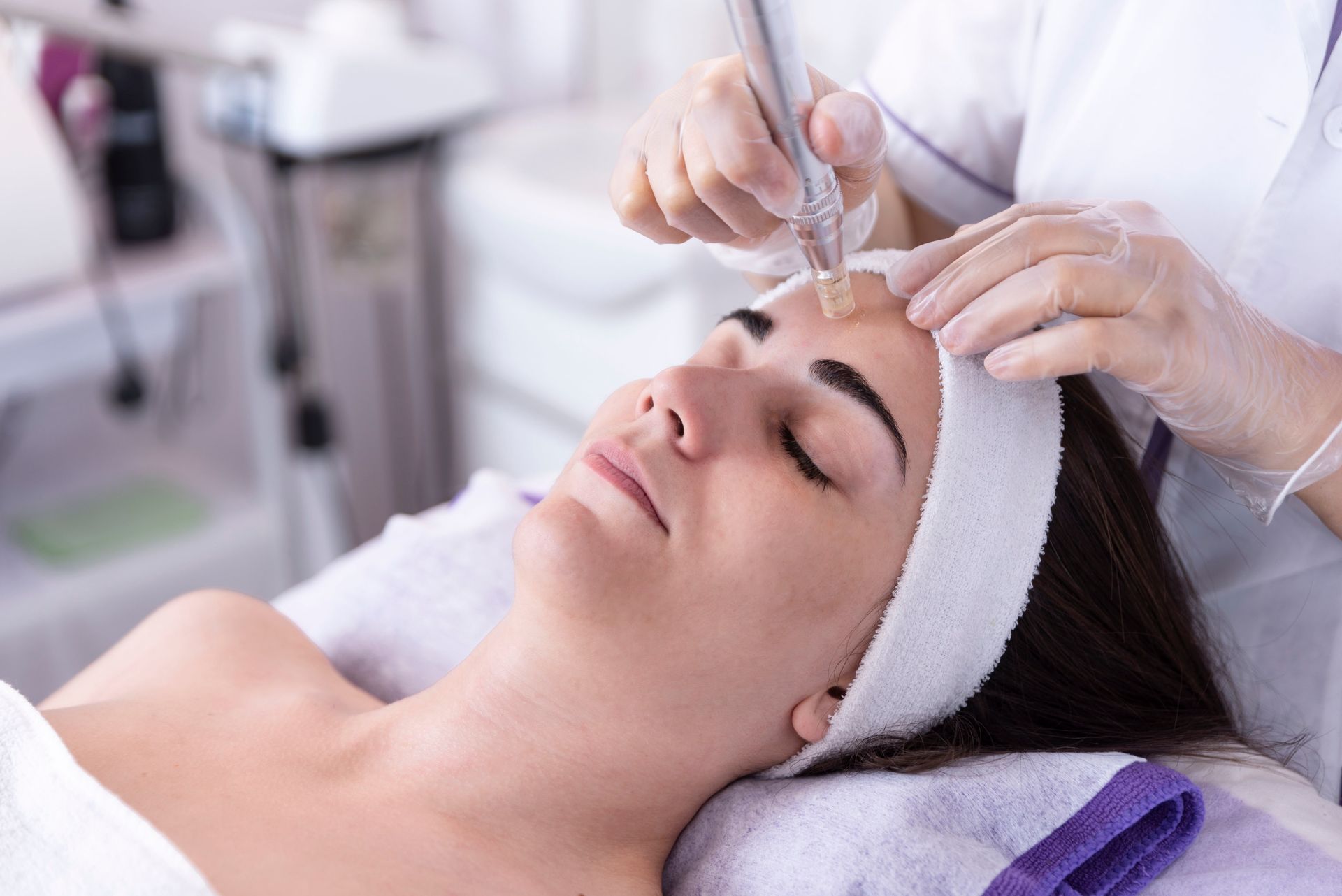 Eine Frau bekommt in einem Schönheitssalon eine Gesichtsbehandlung.