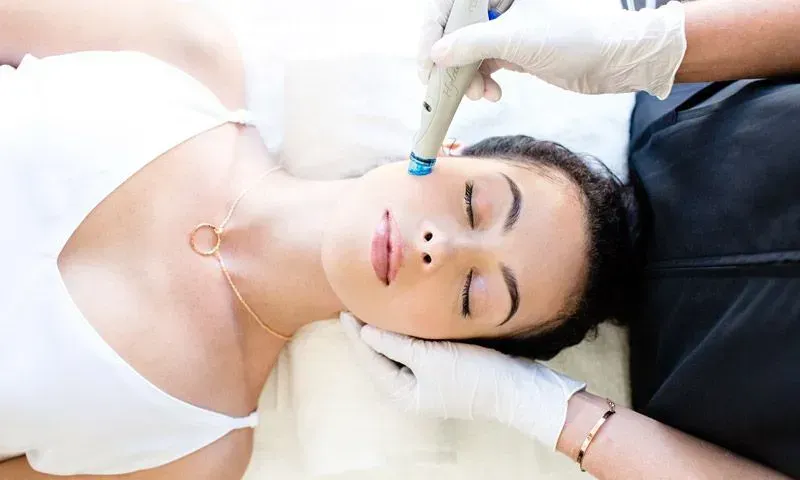 Eine Frau bekommt in einem Schönheitssalon eine Gesichtsbehandlung.