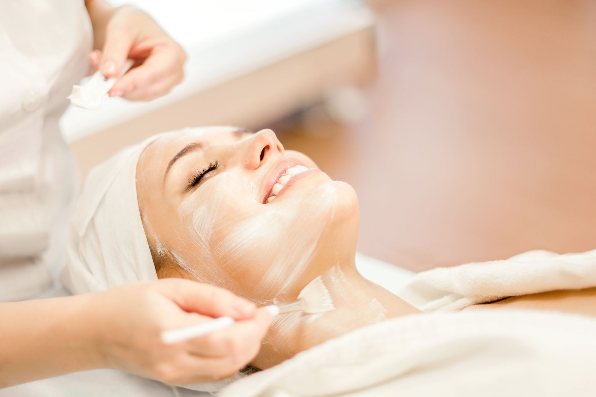 Eine Frau bekommt in einem Spa eine Gesichtsbehandlung.