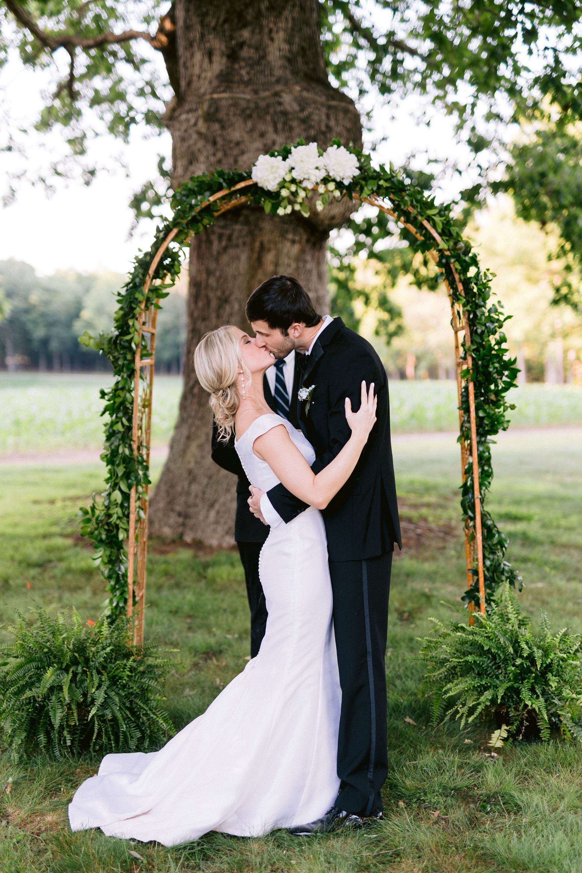 VINTAGE-METAL-ARCH-ARBOR-INCLUDED