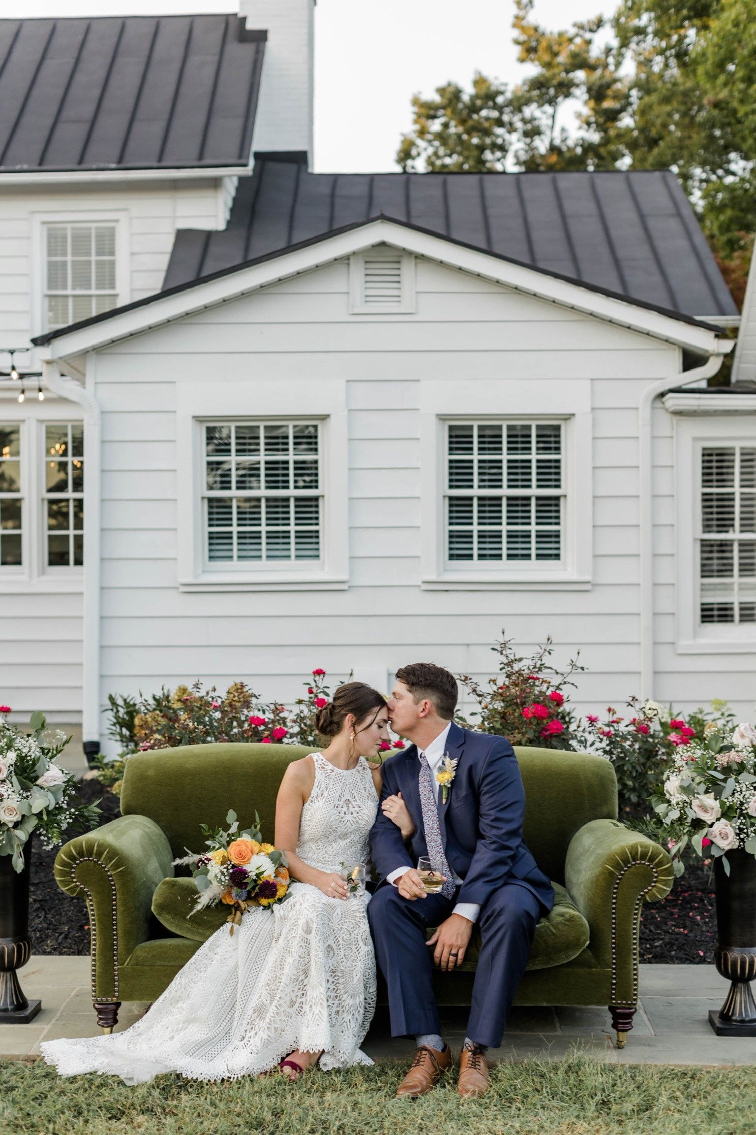 WINTAGE-GREEN-COUCH-RENTAL