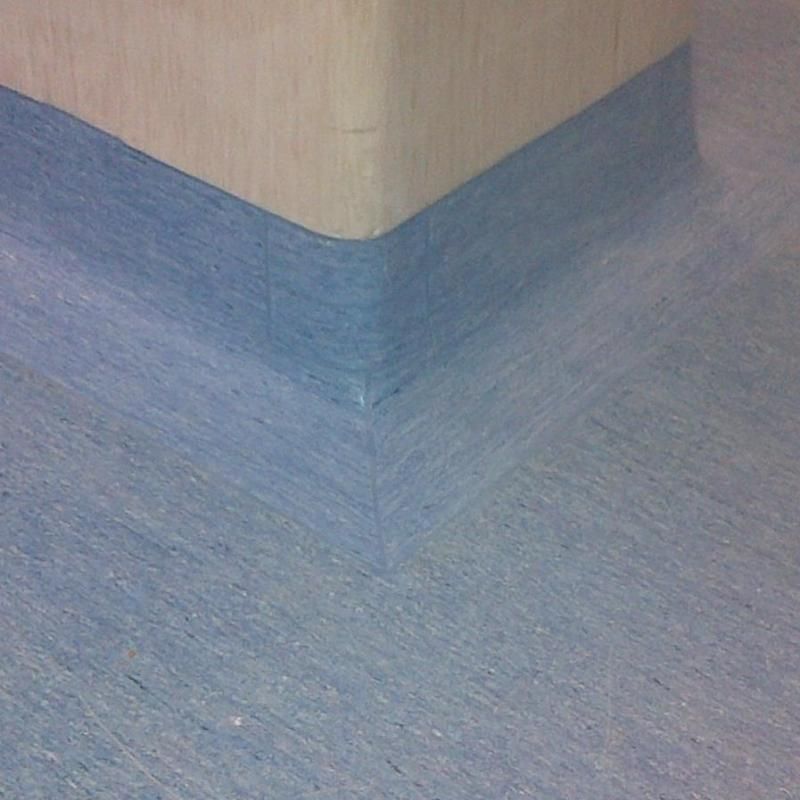 Il pavimento blu incontra una parete angolare.