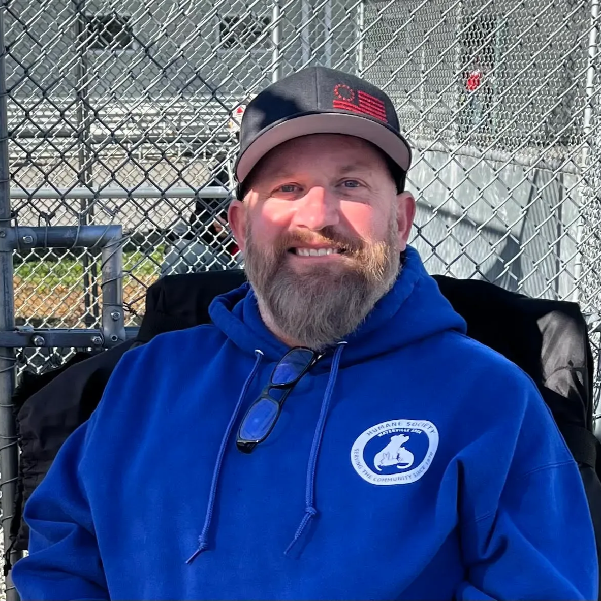 A man in a suit and tie is smiling in a circle.