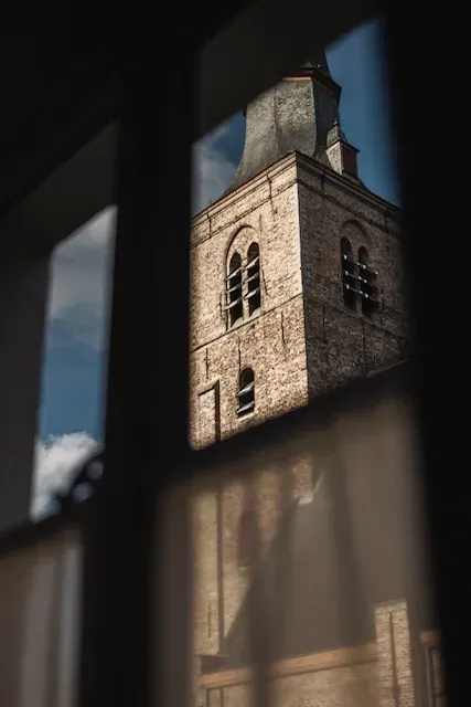 Beeld vanuit kamer met de Sint-Anna kerk erop