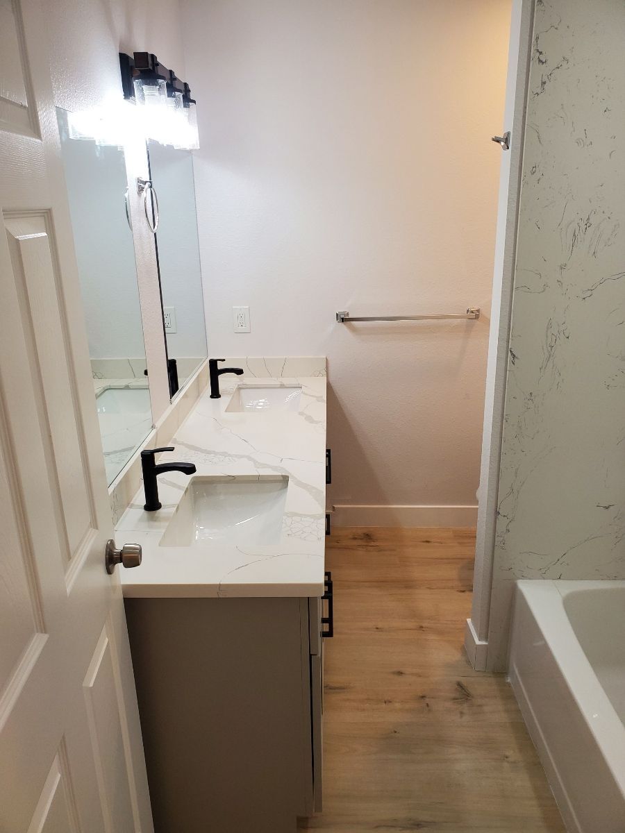 A bathroom with two sinks and a bathtub.