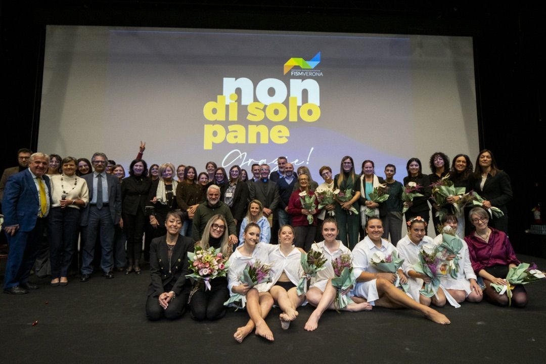 Un uomo è in piedi su un podio davanti a un vasto pubblico.