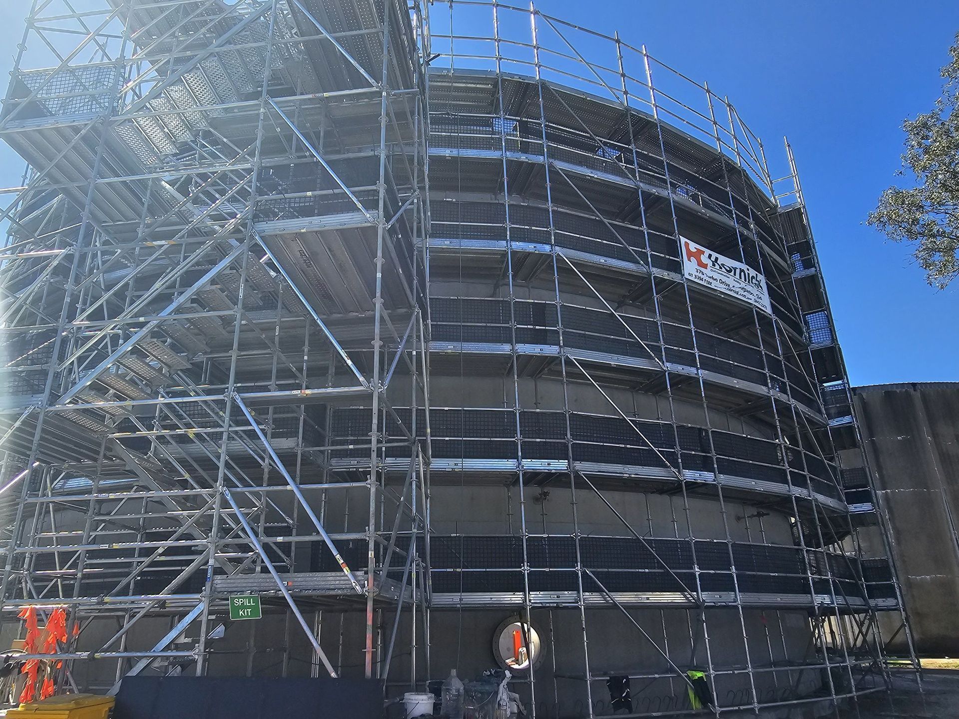 Ringlock scaffolding in tanks and silos, scaffolding for industry, industrial scaffolding