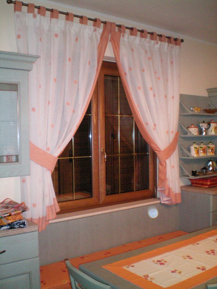 Tenda bianca con motivi rosa