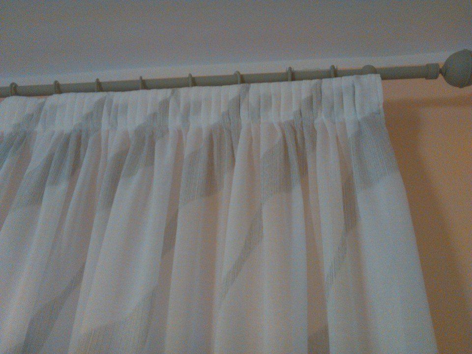 Bordo di una tenda bianca