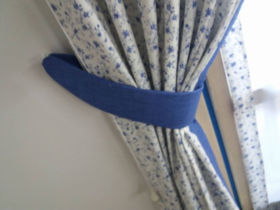 Tenda con fiorellini blu