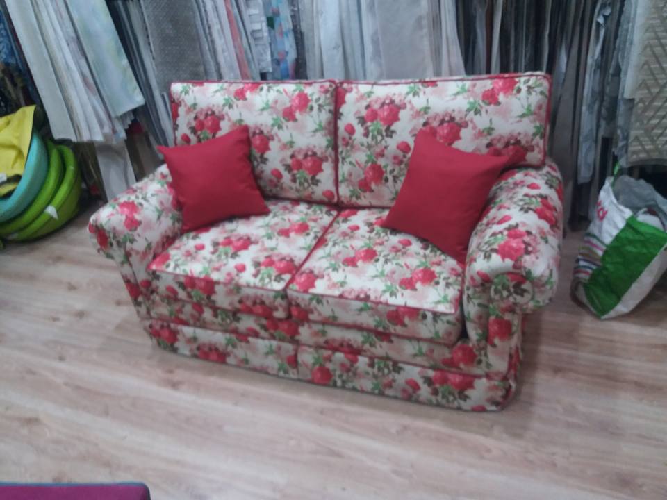 Tappezzeria divano a fiori rosa