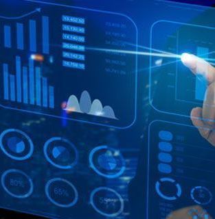 Uma pessoa está pressionando um botão na tela do computador.