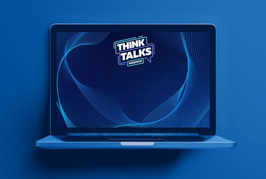 Um laptop está sobre uma superfície azul.