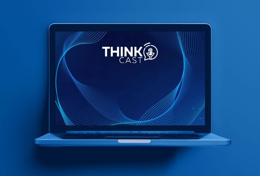 Um laptop está sobre uma superfície azul.