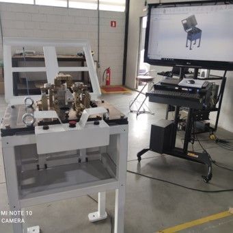 Uma máquina está sentada na frente de um monitor que diz câmera mi note 10