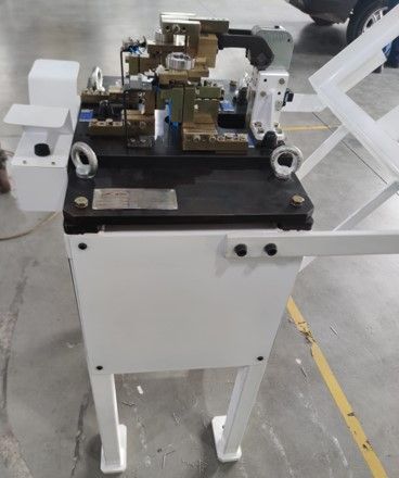 Uma máquina está sobre um piso de concreto em um armazém.