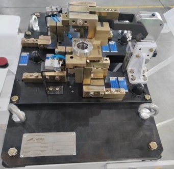 Uma máquina com muitas peças está sobre uma mesa.