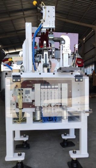 Uma máquina está sobre um piso de concreto em um armazém.