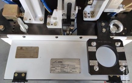 Um close de uma máquina com uma etiqueta nela.