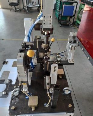 Uma máquina está em cima de uma mesa em uma fábrica.