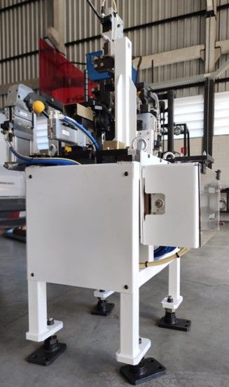 Uma máquina está sobre um piso de concreto em um armazém.