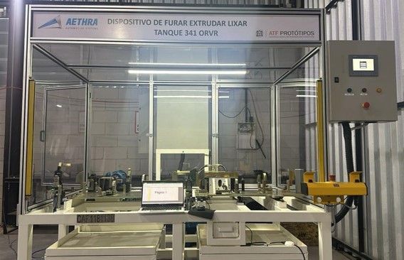 Uma máquina em uma sala com uma placa que diz dispositivo