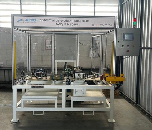 Uma máquina está em uma sala com uma placa que diz