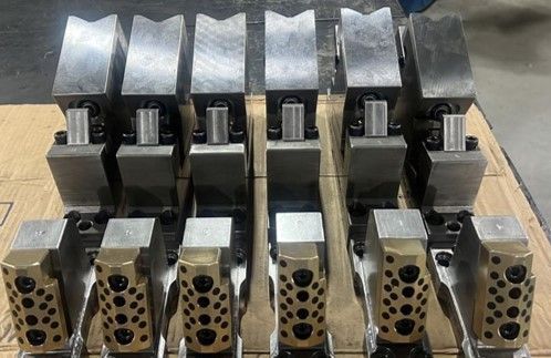 Um monte de peças de metal estão alinhadas sobre uma mesa