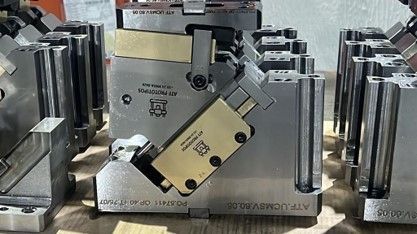 Um monte de peças de metal estão empilhadas umas sobre as outras sobre uma mesa.