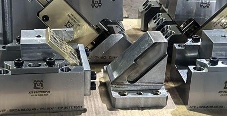 Um monte de peças de metal estão em cima de uma mesa de madeira.