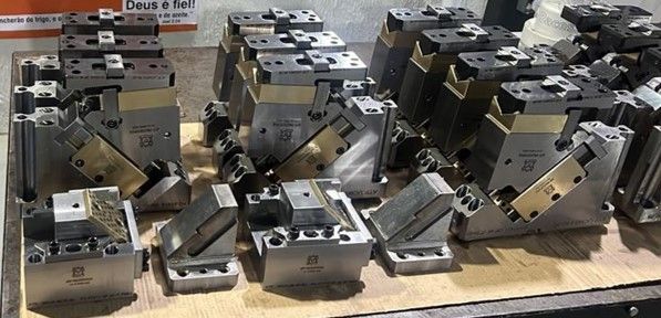 Um monte de peças de metal estão em cima de uma mesa de madeira.