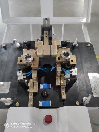 Uma máquina está em cima de uma mesa em uma fábrica.