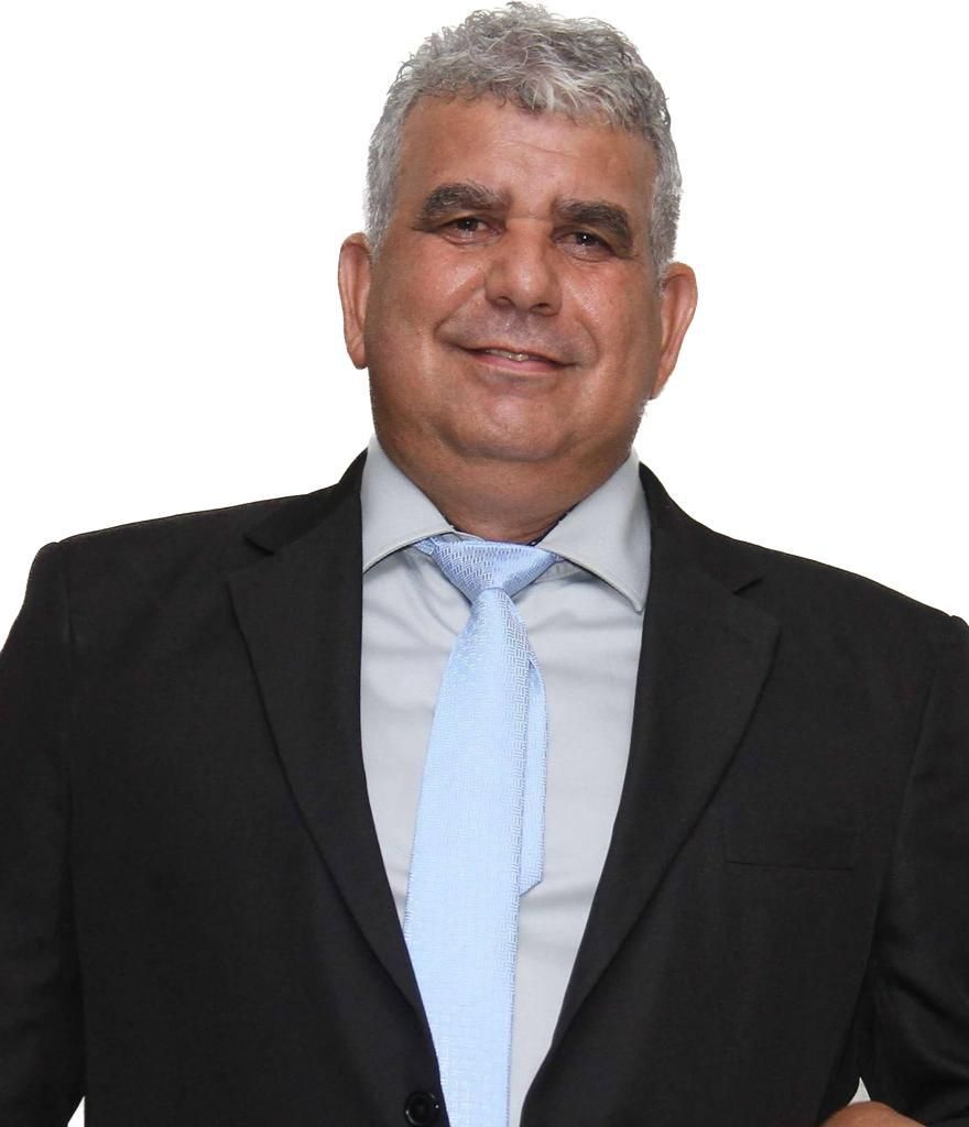 Um homem de terno e gravata está sorrindo para a câmera