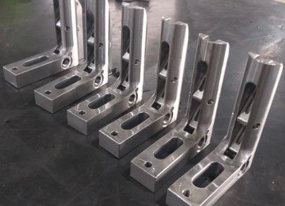 Uma fileira de suportes de metal estão alinhados sobre uma mesa.