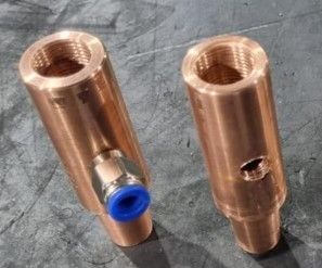 Dois tubos de cobre com uma mangueira azul conectada a eles estão sobre uma mesa.